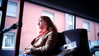 自然なおっぱいを持つかわいいブルネットはコックに乗る 女性 用 セックス 動画
